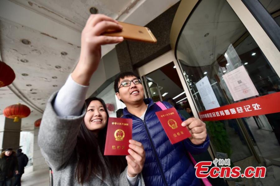 Marriage registration booms on Valentine's Day(1/8)