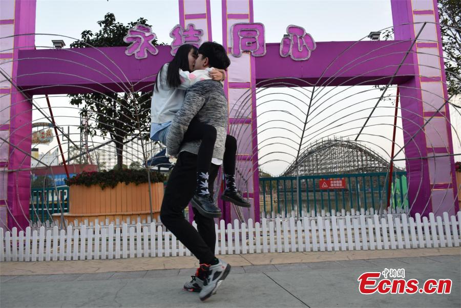 Valentine’s Day: Kissing contest in Wuhan(1/6)