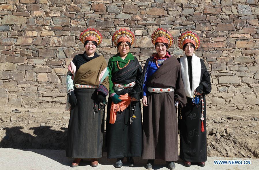 Headwears: Tibetan women' sheirlooms in Sichuan(1/7)