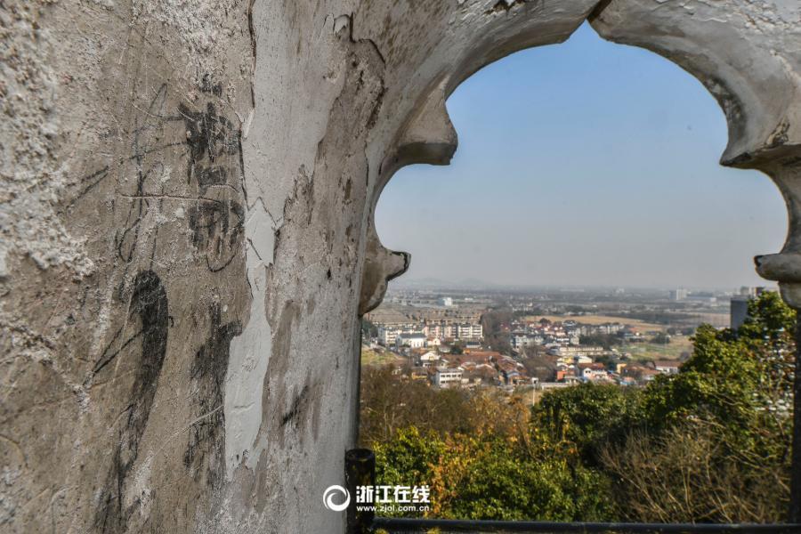 Graffiti closes 1,000-year-old pagoda in Hangzhou(1/5)