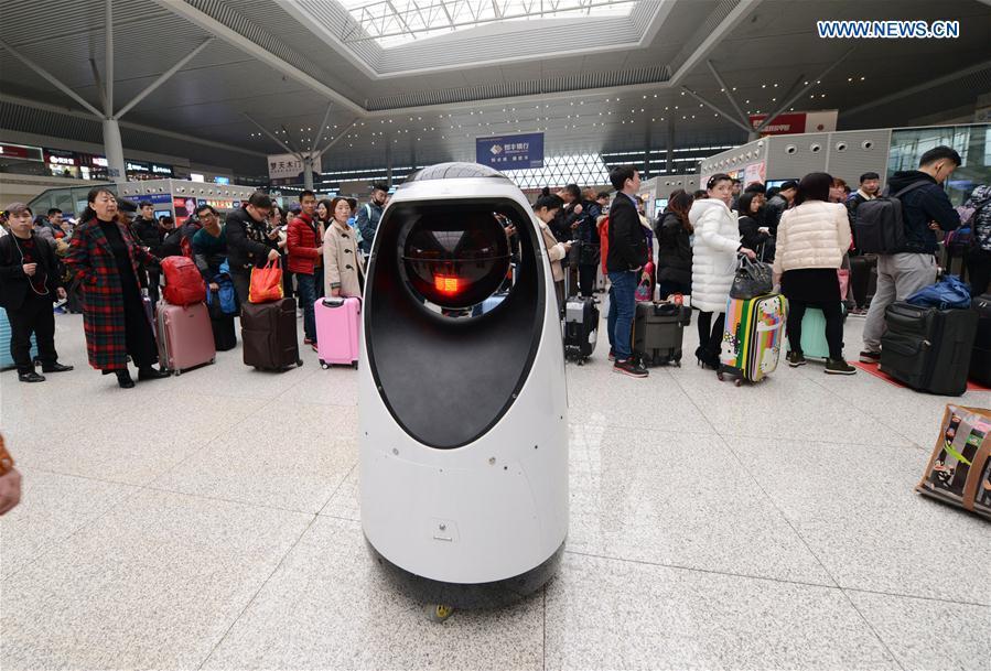 Robot patrols at railway station in C China's Henan (1/5)