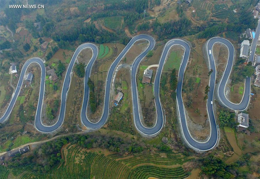 Winding road looks like jade belt around mountain in central China (1/6)