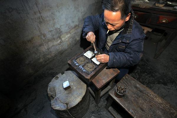 Miao silversmith puts shine back in silver (1/6)