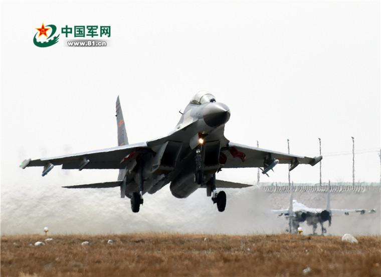 J-11 fighter jets fly under low temperature (1/5)