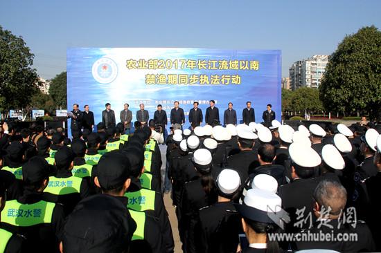 A ceremony is held to mark the release of artificially-bred Chinese sturgeons into the Yangtze River in Wuhan City, capital of Central China\'s Hubei Province, March 2, 2017. For the first time, Wuhan set free more than 1,000 Chinese sturgeons in the river, with the biggest measuring 1.2 meters long and weighing 100 kilograms. The release will help boost fish stocks in the Yangtze, China\'s longest river. A species 140 million years old, the Chinese sturgeon is the oldest kind of fish in the Yangtze and one of the oldest vertebrates in the world. Nicknamed \