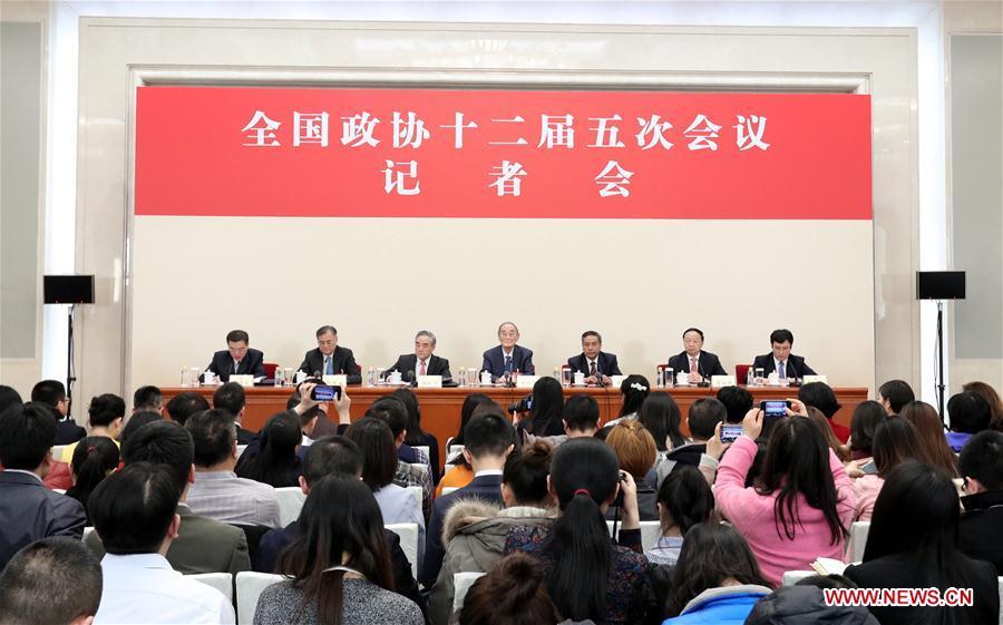 CPPCC members attend press conference on promoting economic growth(1/10)