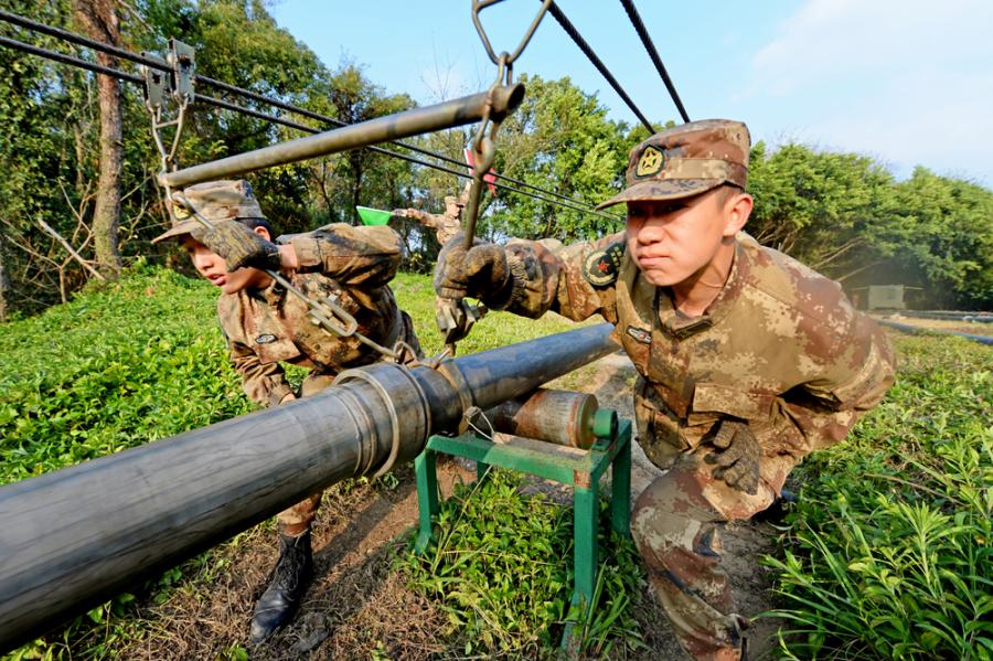 Soldiers set up field oil pipeline system (1/8)