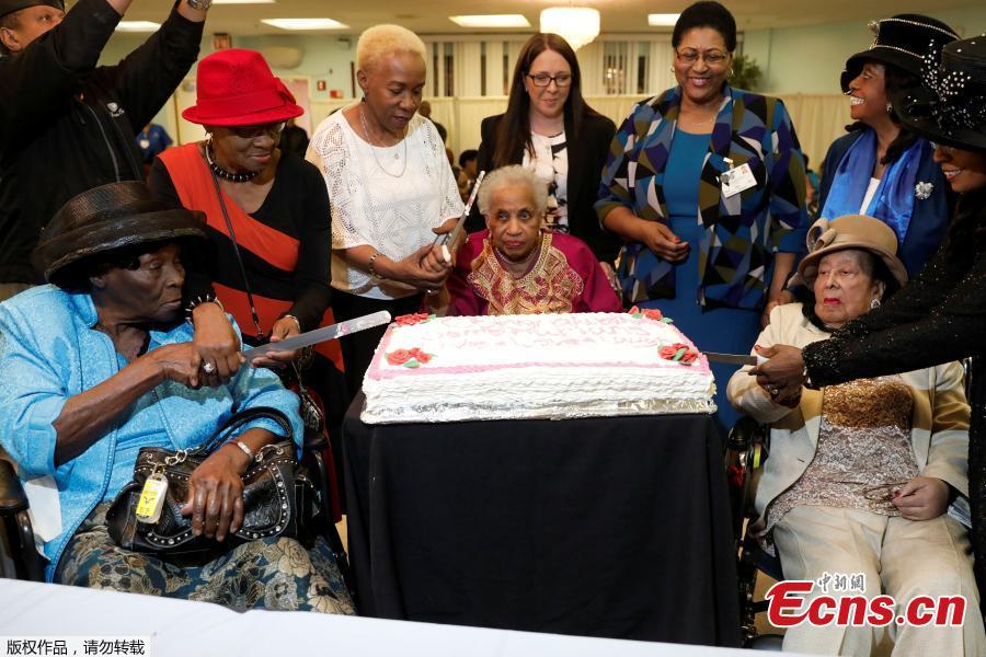 Three over 100-year-old women celebrate birthday together (1/5)