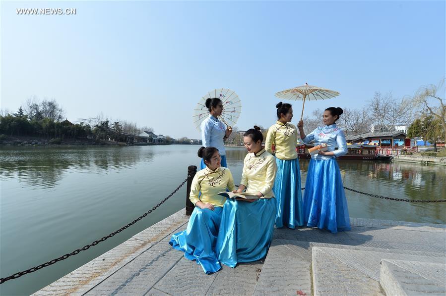 Service staff present workwear at fashion show in E China's ancient town (1/5)