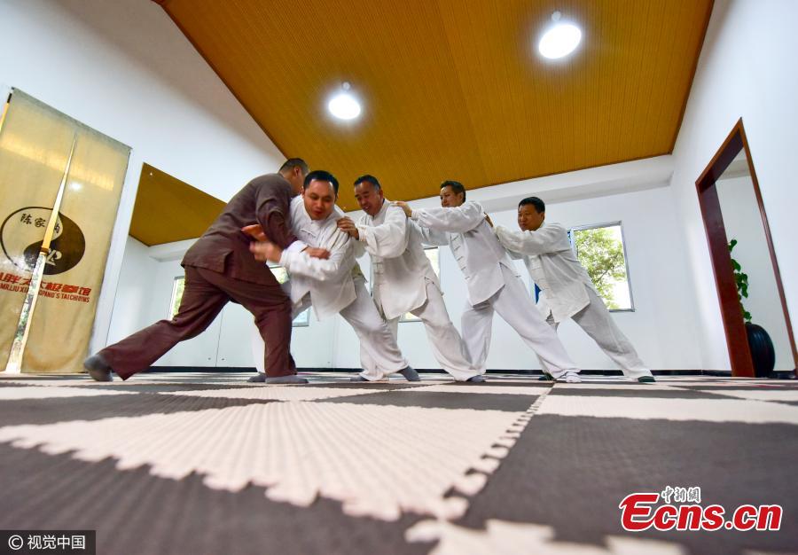 Gold medal winner performs Tai Chi stunt(2/3)