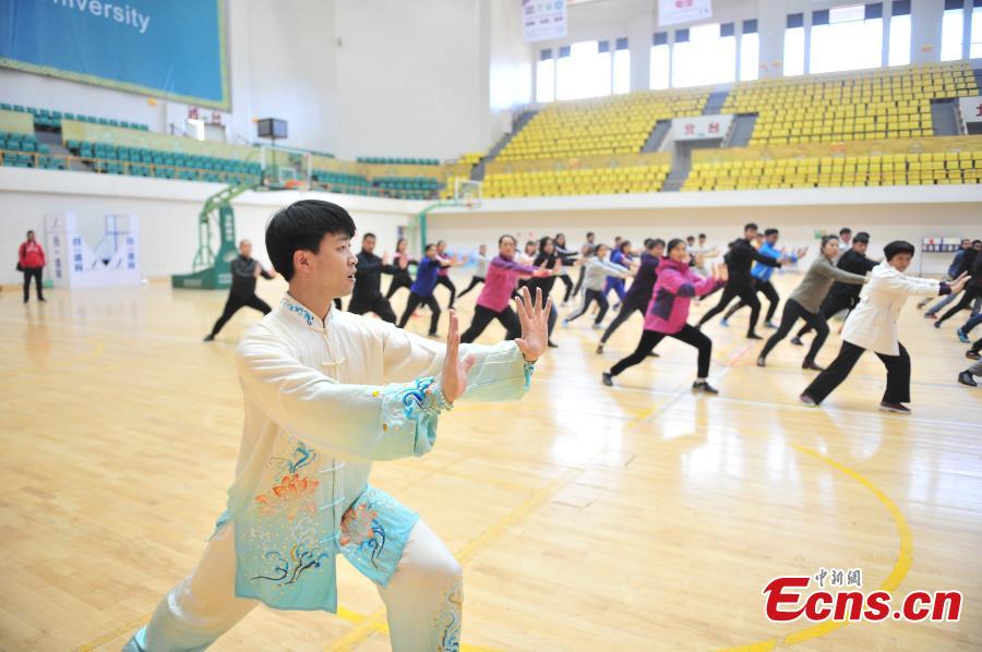 University promotes Tai Chi among students(1/4)