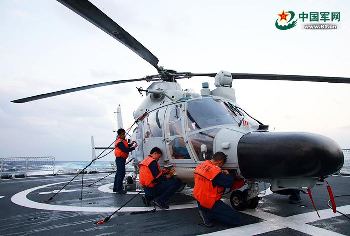 Ship-borne helicopter practices landing skill during far-sea training (1/3)