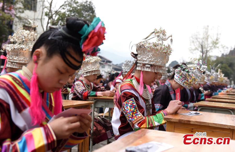 Middle school students compete in folk crafts(1/8)