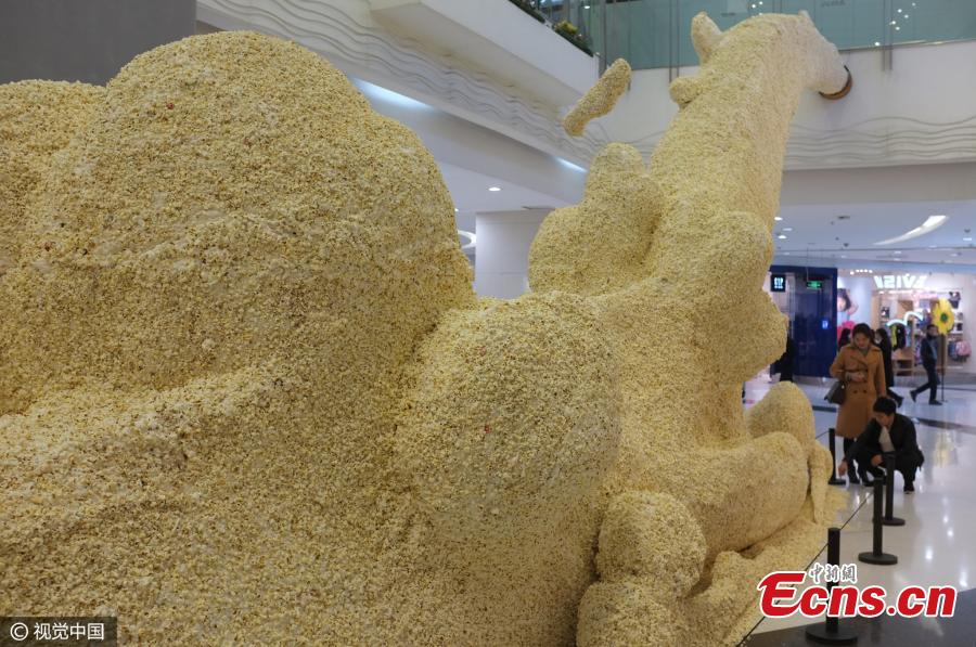 Art installment made of popcorn displayed in Beijing(1/3)