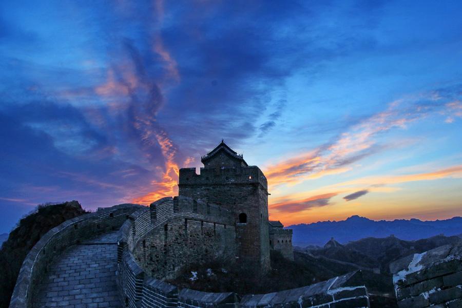 Colorful sunset's glow hits the Great Wall(1/5)
