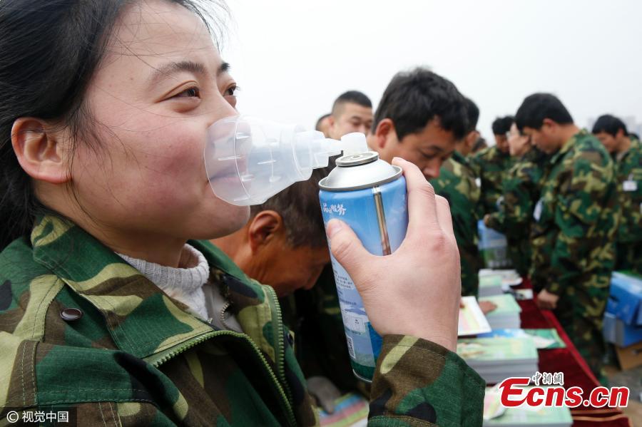 Canned oxygen-rich air sold at 18 yuan in Xian(1/4)