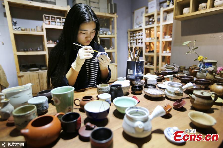Xi’an woman masters the art of pottery repair (1/3)