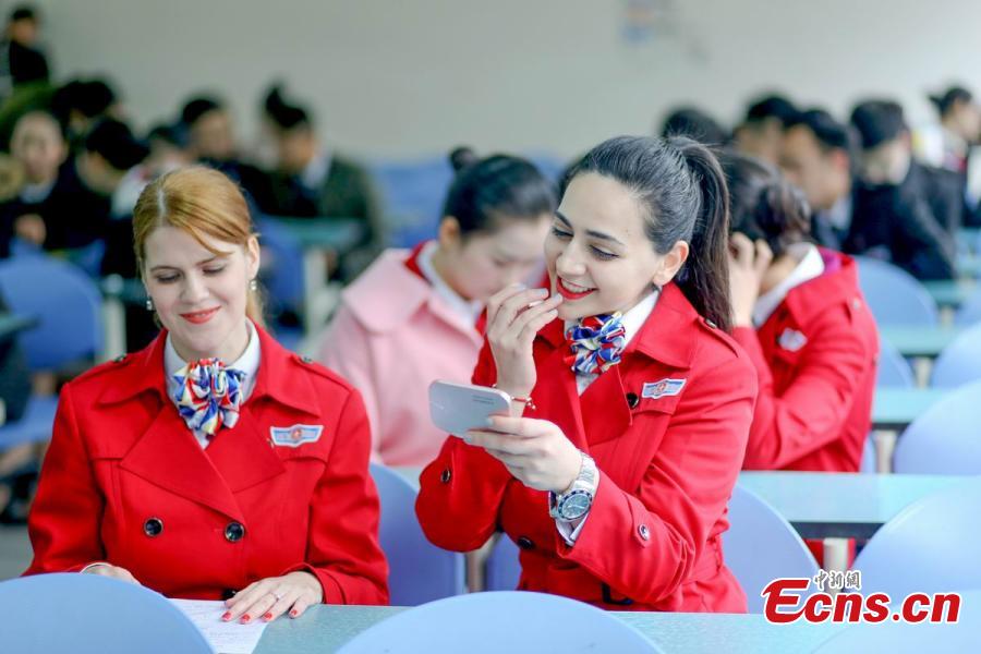 Foreign teachers apply to be flight attendants(1/8)
