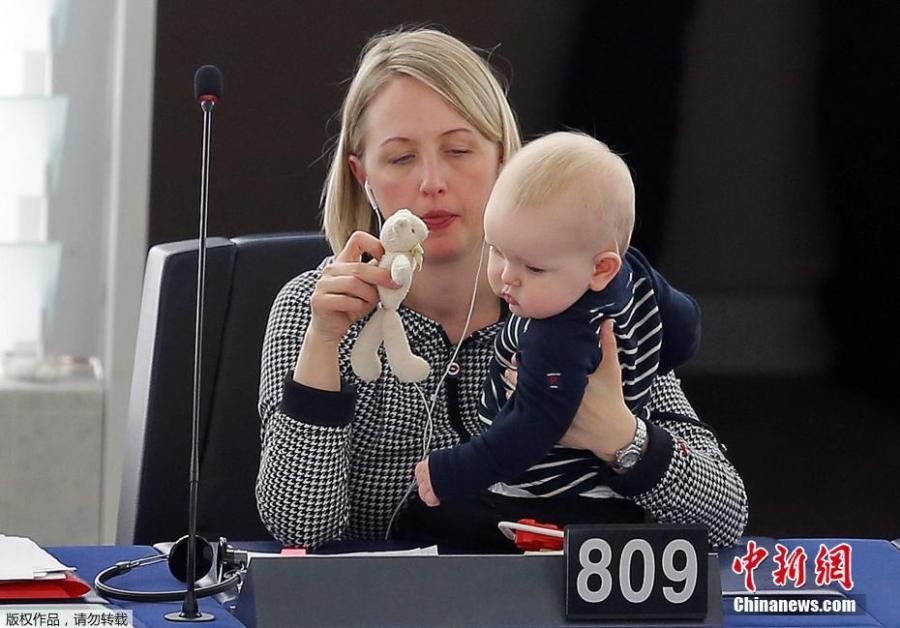 Swedish MEP Jytte Guteland votes with baby son(1/4)
