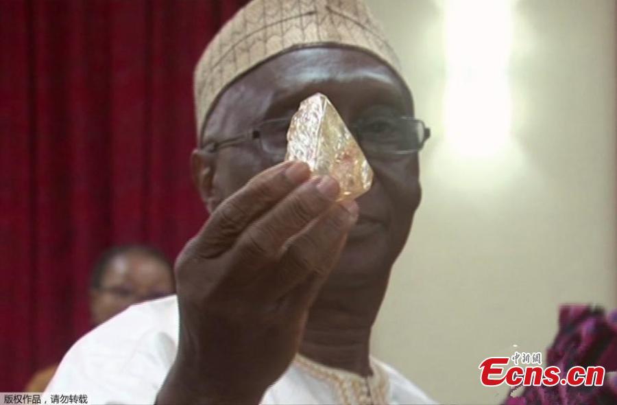 Sierra Leone pastor discovers 706-carat diamond in village (1/3)