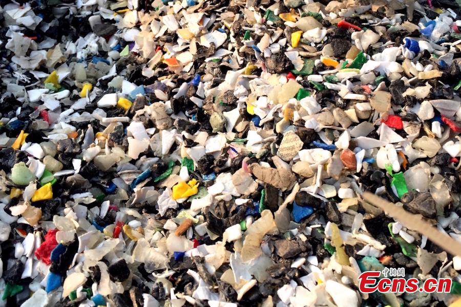Dalian Customs seizes 15 suspects and 1,000 tons of imported solid waste(1/4)