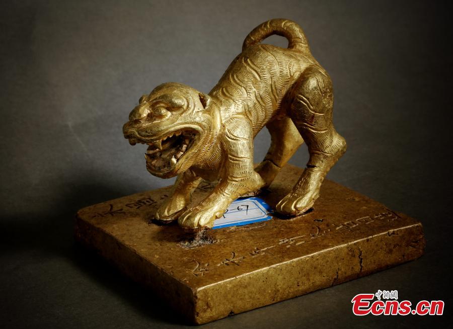 Police retrieve large amounts of gold, silver relics(1/10)