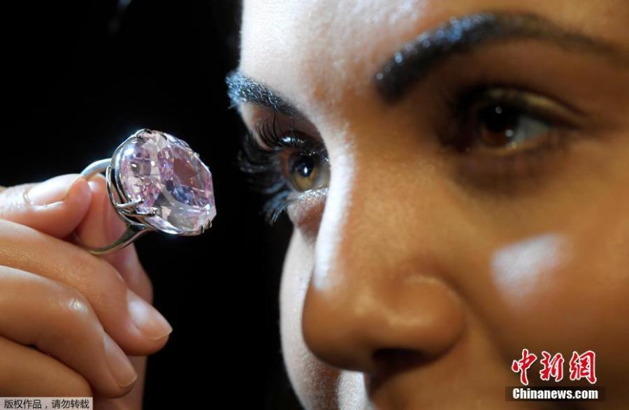 Sotheby's shows pink diamond worth $60 millions before auction (1/9)