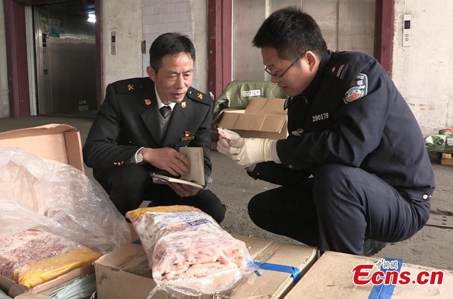 Hangzhou customs seize smuggled frozen meat(1/5)
