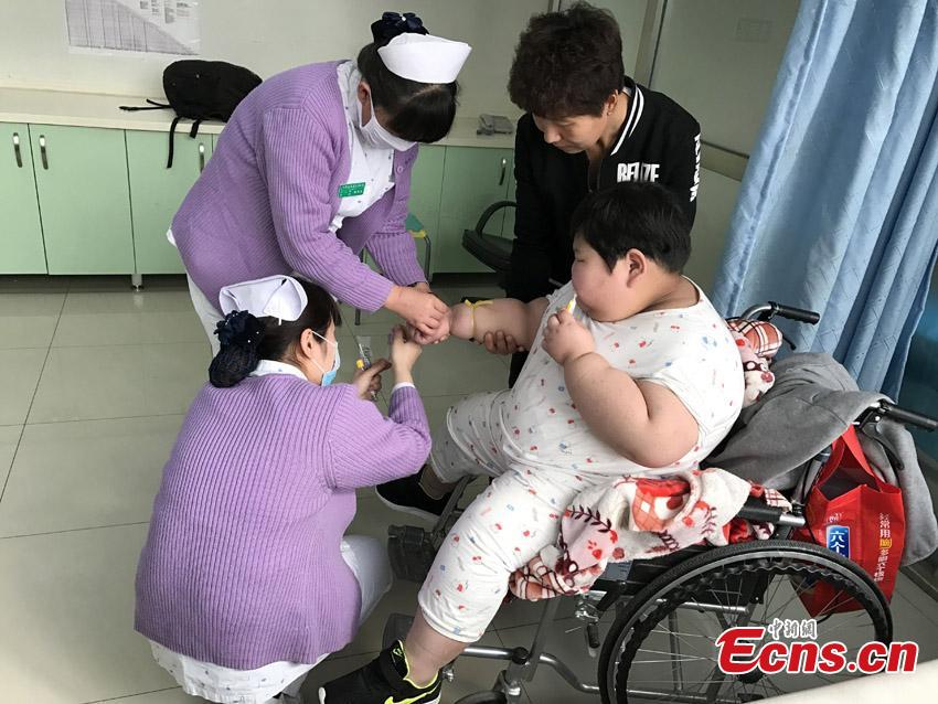 Parents in debt helping seven-year-old, 75-kilogram girl lose weight(1/10)