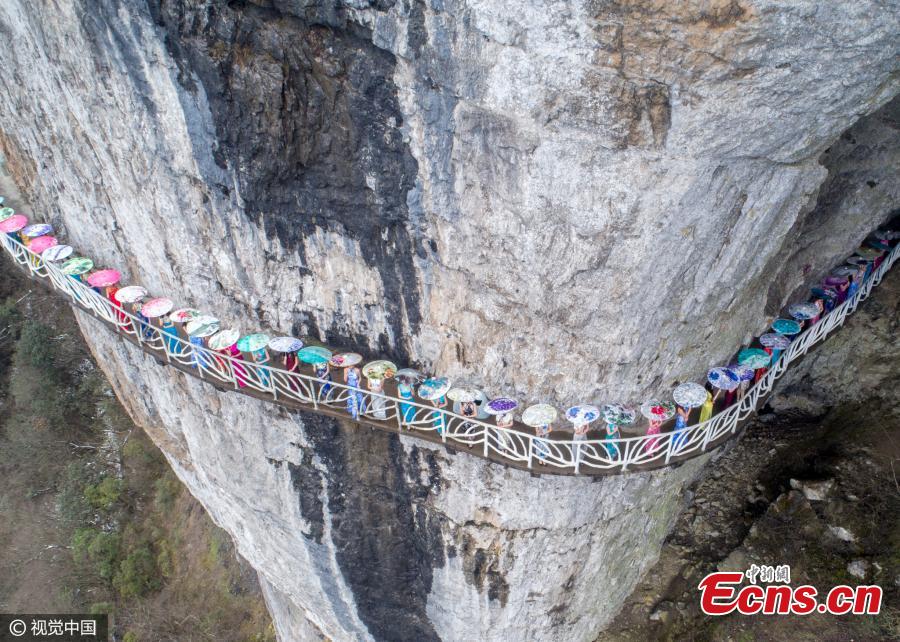 Cheongsam show on cliff walkway in Chongqing(1/4)