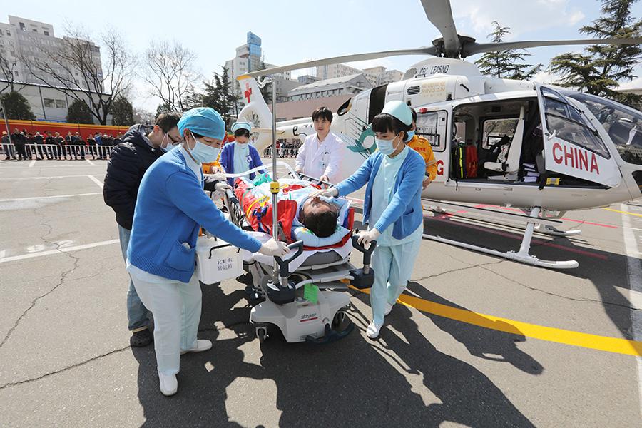 Helicopter assists medical rescue in Beijing(1/6)
