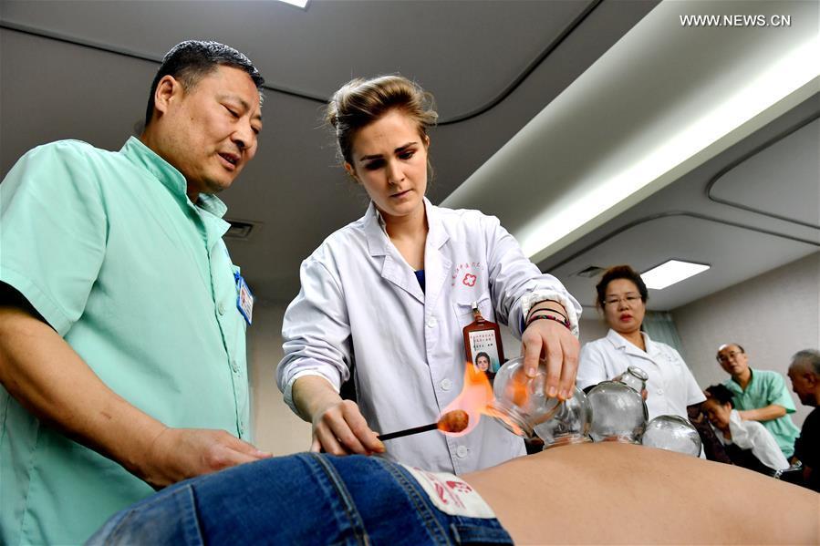 Foreign learner of traditional Chinese medicine(1/7)