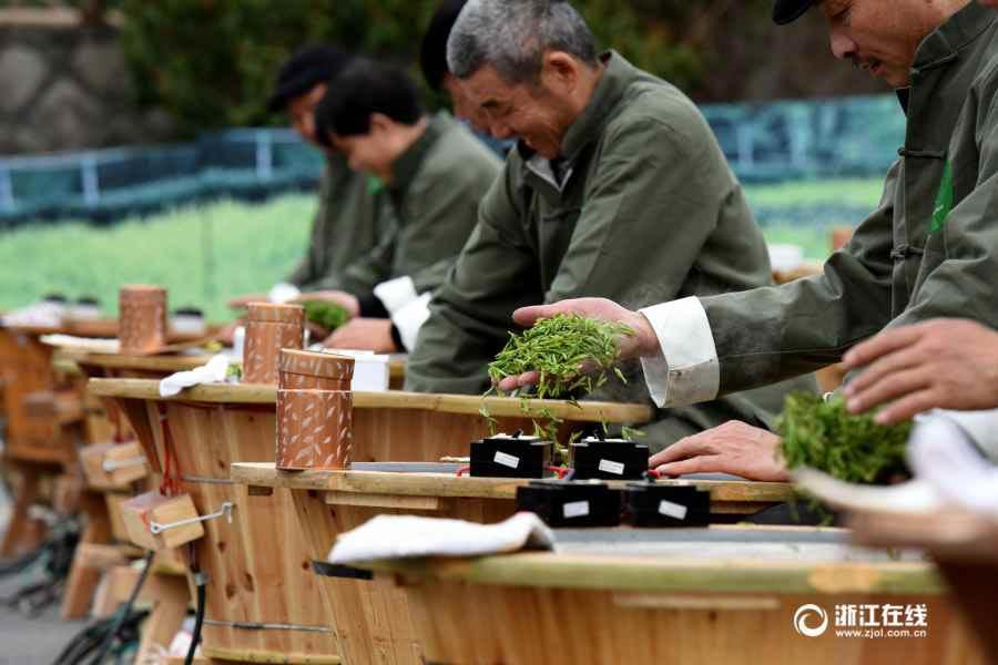 Tea-leaf frying contest held in Southeast China(1/4)