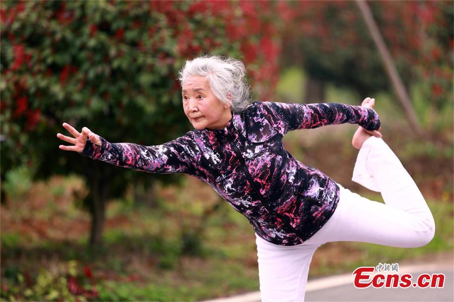 75-year-old yoga teacher sets trend(1/5)