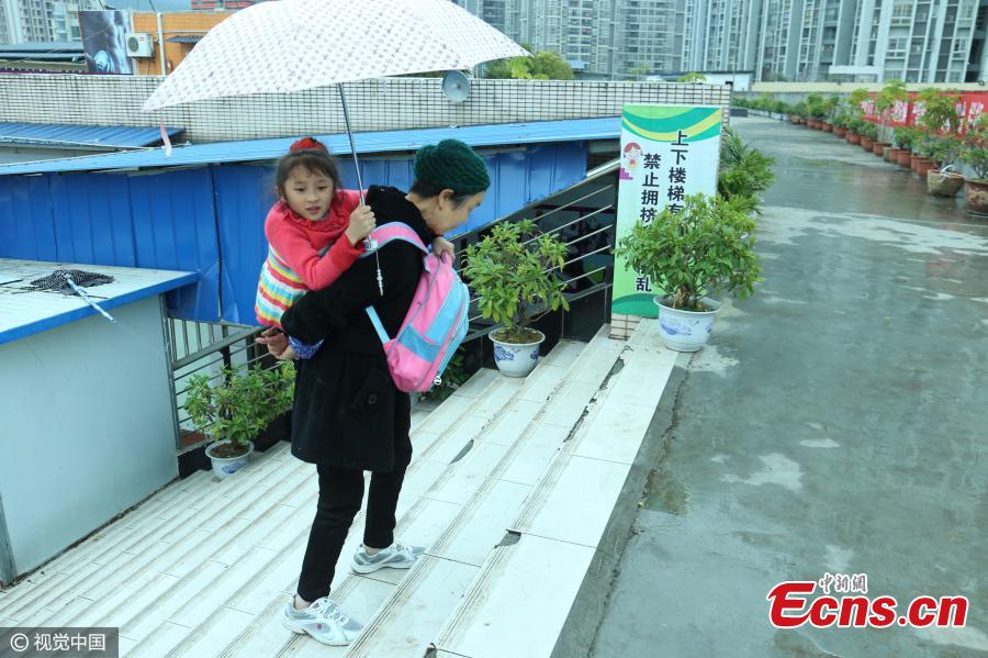 Granny accompanies girl with brittle bone disease to study(1/4)