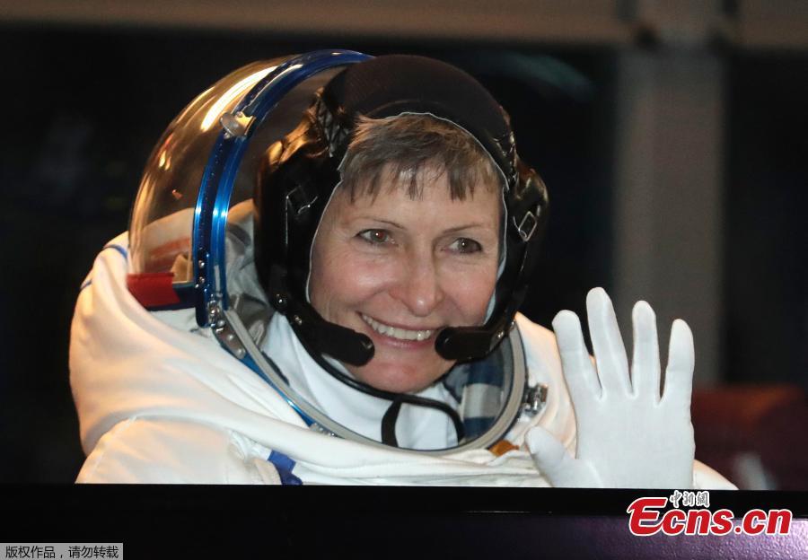 Woman astronaut completes record 8th spacewalk, with a tiny hiccup (1/6)