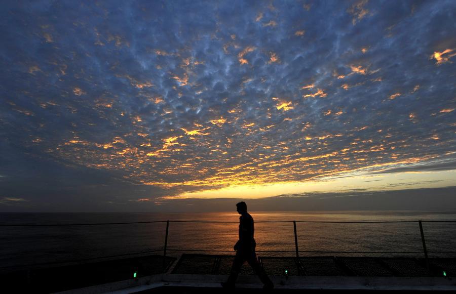 Enjoying sunset scenery of South China Sea on U.S. drilling ship in expedition(1/5)