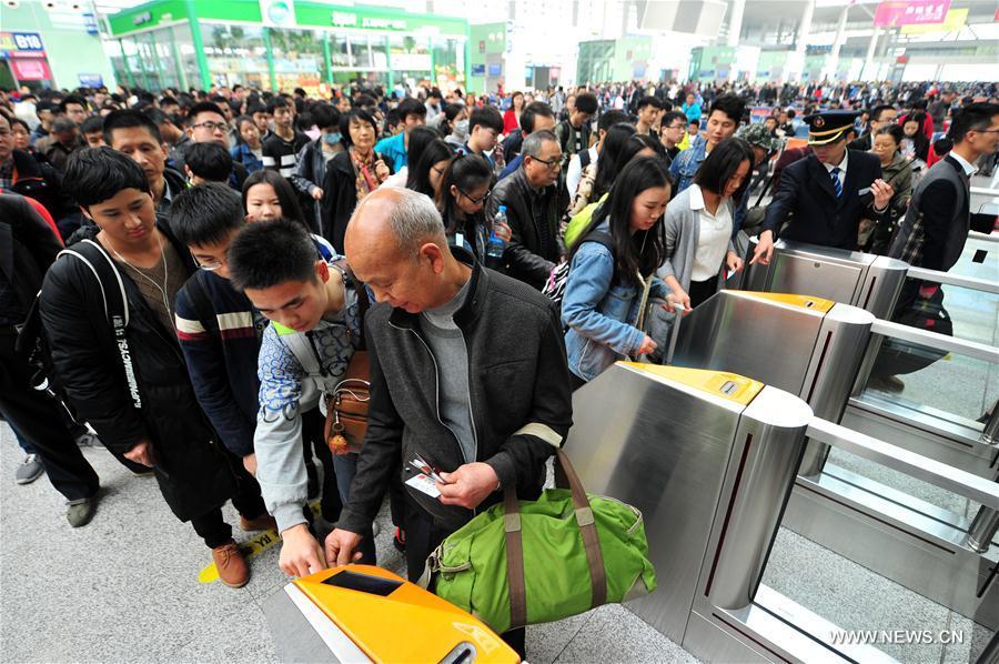 East China witnesses travel rush during Qingming Holiday(1/5)