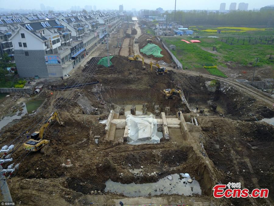 Stone bridge found in Ming Dynasty ruins(1/4)