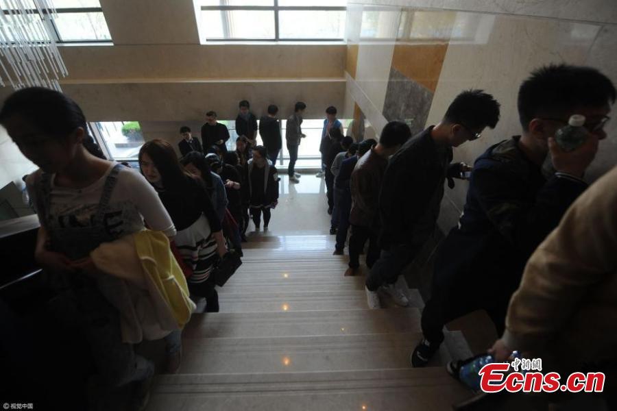 Singles attend a blind date at a hotel in Haidian District, Beijing, April 9, 2017. More than 1,000 single men and women who are studying at top schools such as Peking, Tsinghua and Renmin universities participated the event that lasted for four hours and included five-minute speed dates and games. Some students said they joined the activity because they feel bored alone and regard being in a relationship as a kind of skill. Some participants met about 500 people through the event. The organizer said participants were born in 1999 or earlier. (Photo/CFP)