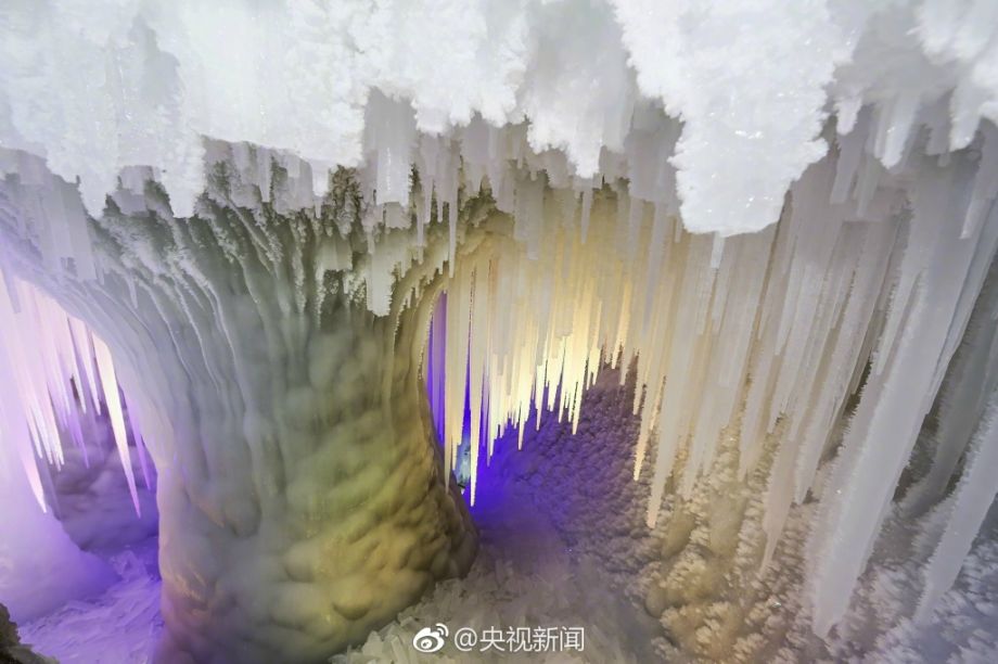 China's largest ice cave beckons visitors in warm spring(1/7)