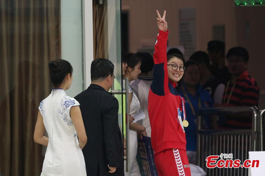 Fu Yuanhui breaks national record in 100m backstroke(1/3)