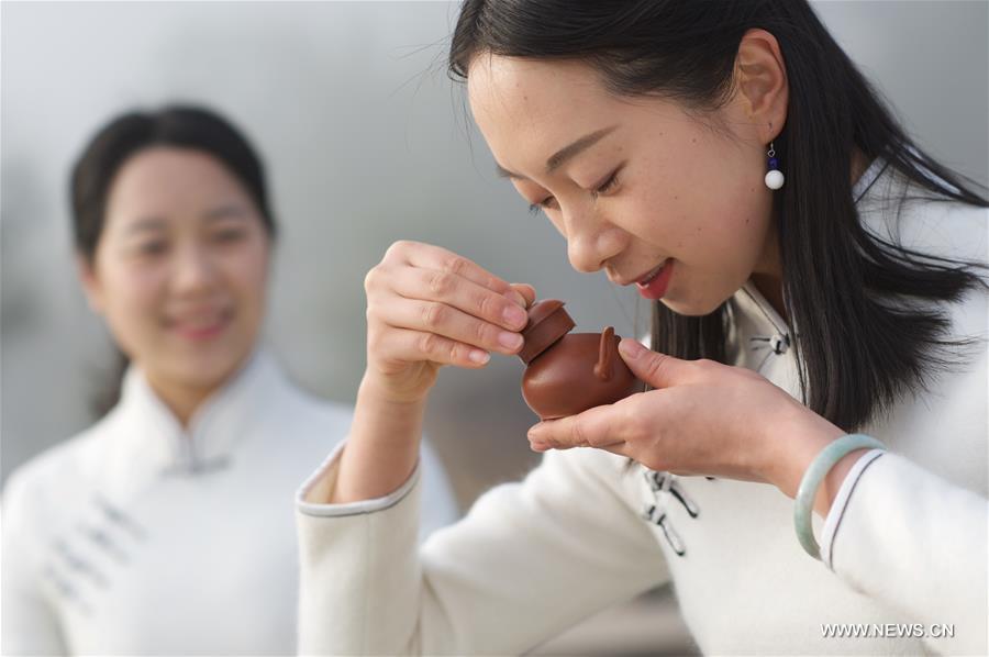 Girls perform tea ceremony at Wuyi Mountain(1/7)