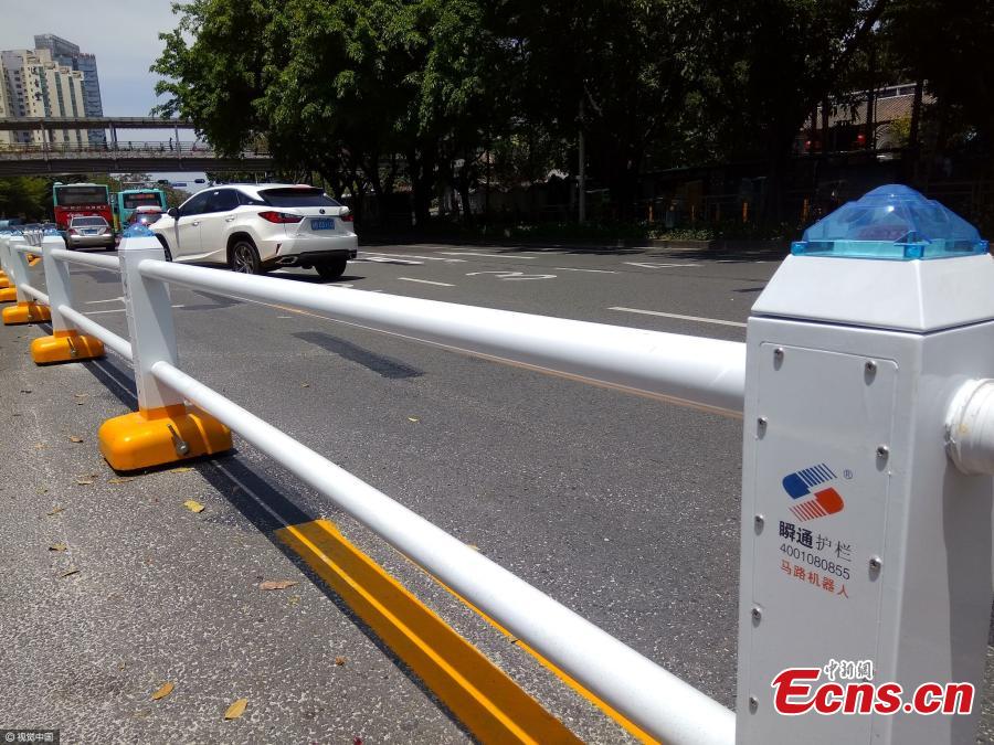 'Lane robot' helps traffic management in Shenzhen (1/3)