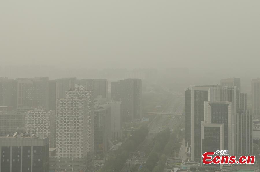Air quality worsens Monday as sandstorm hits Beijing (1/5)