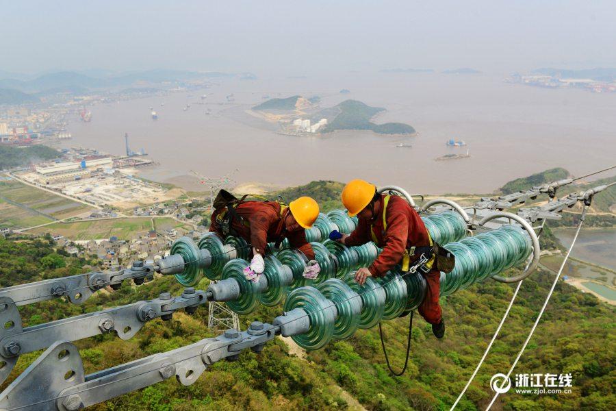 Largest trans-oceanic electricity transmission towers put into operation(1/4)