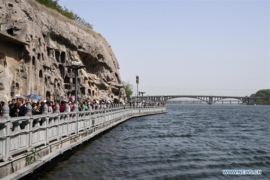Longmen Grottoes enters into tourist rush season(1/4)