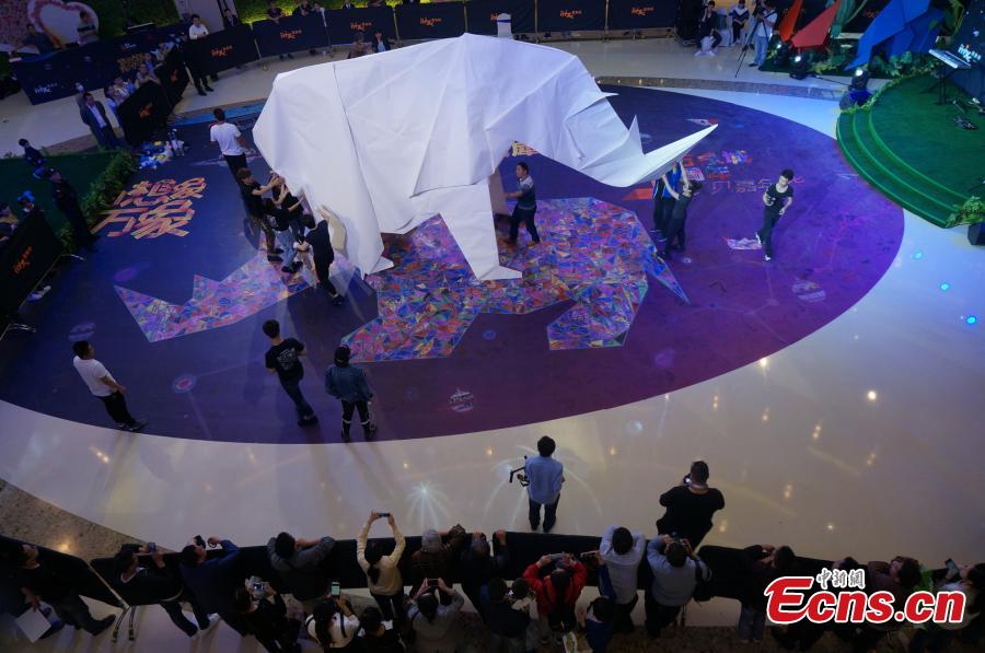 4-meter-tall paper rhino sets Guinness record (1/8)