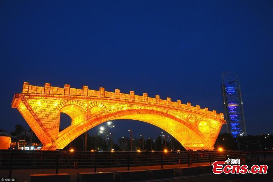 Golden bridge illuminates ahead of Belt and Road forum(1/3)