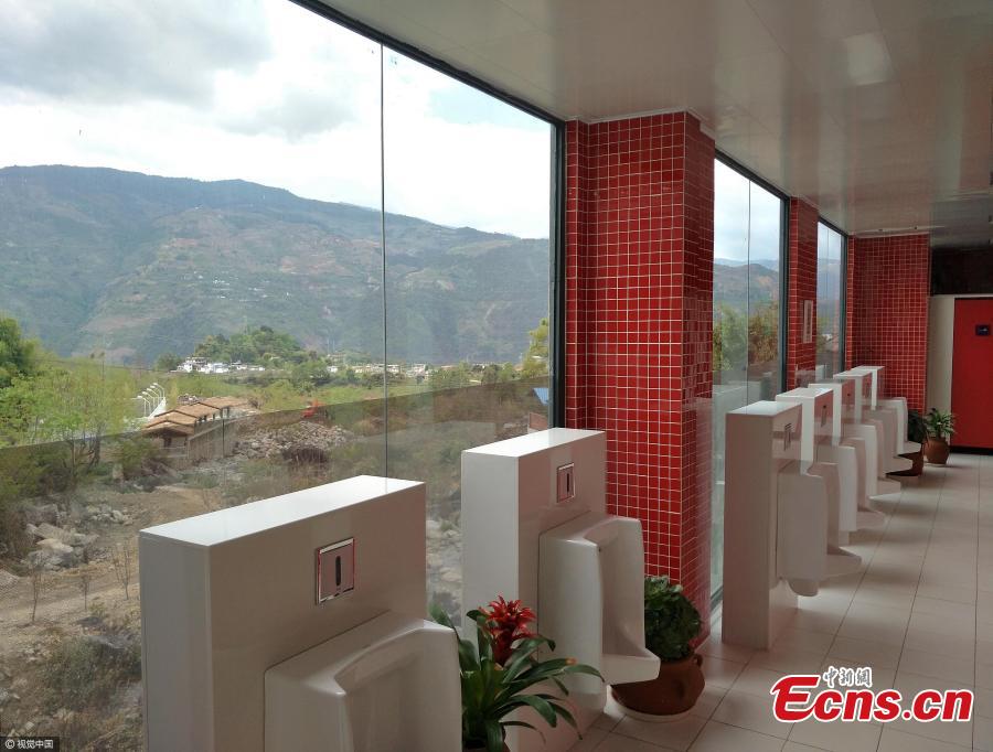 Transparent toilet offers uninterrupted view of nature(1/3)